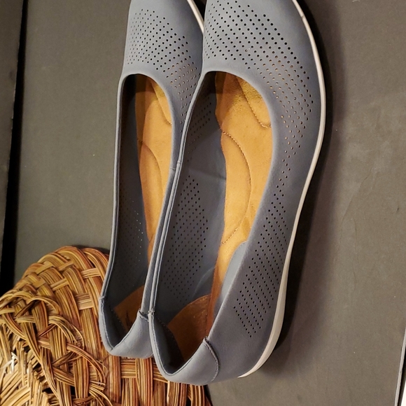 Sofft shoes, Gray. Comfortable.  Size 9.5M. Open weave on toes. - Picture 5 of 6